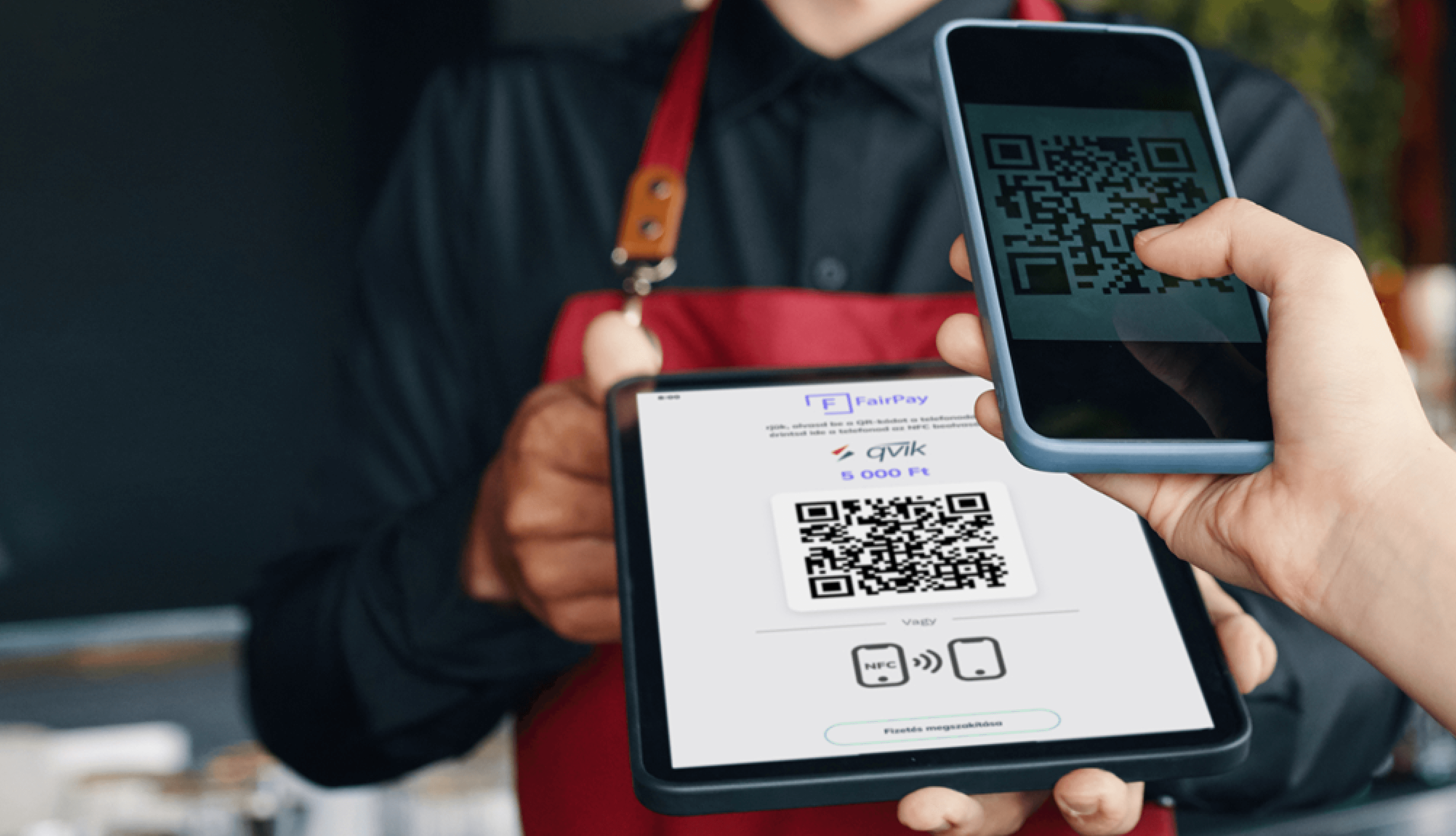 QR-kódos fizetés egy terminálon okostelefon segítségével.